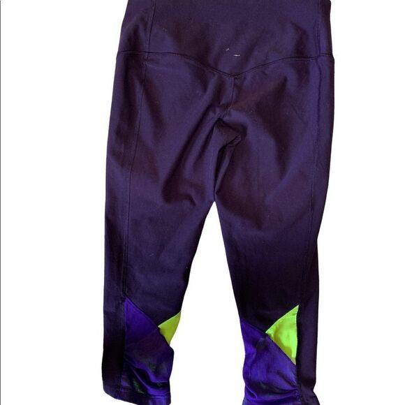 CUTE PURPLE Nike ATHLETIC capris size small - Picture 2 of 5